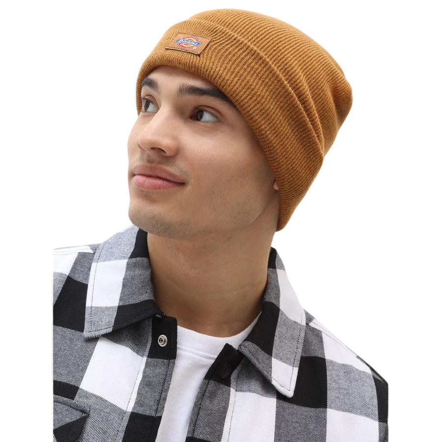 Persona che indossa il berretto Dickies Gibsland anatra, mostrando la vestibilità unisex e lo stile streetwear urbano