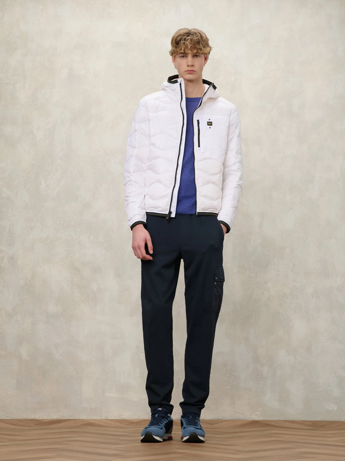 Blauer_uomo_piumino_leggero_ad_onda_con_cappuccio_e_tasca_26SBLUC03177-006719_100_Bianco immagine