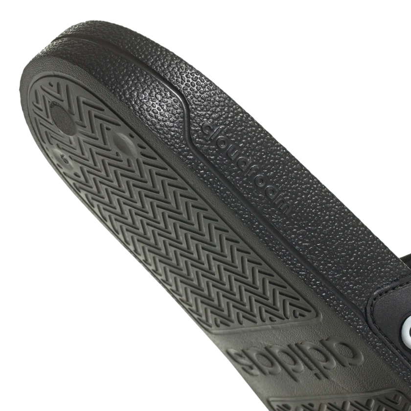 Dettaglio della suola antiscivolo delle ciabatte Adidas GZ5922 con texture grip