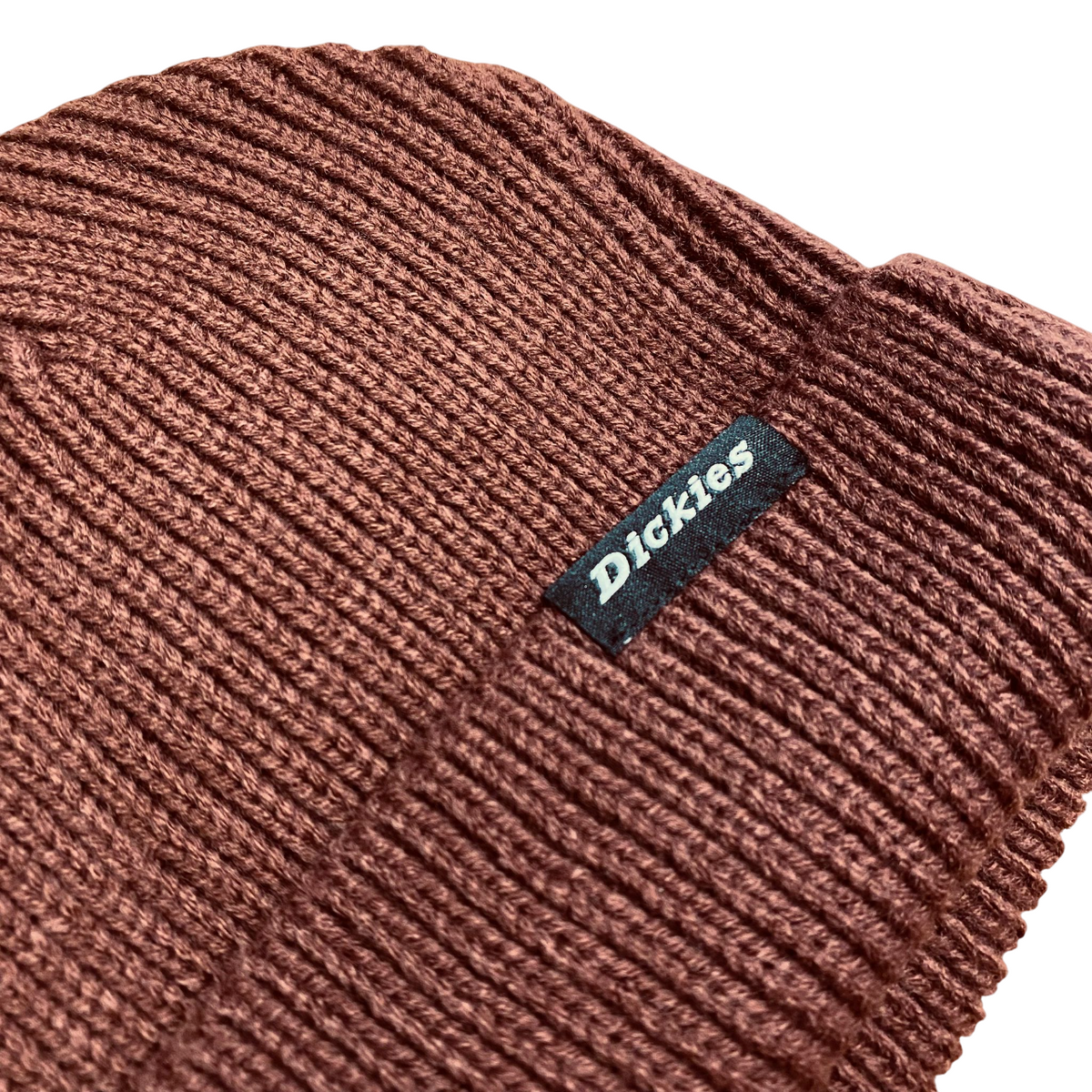 Etichetta Dickies cucita sul berretto Woodworth Andorra, simbolo di autenticità e qualità del brand workwear americano