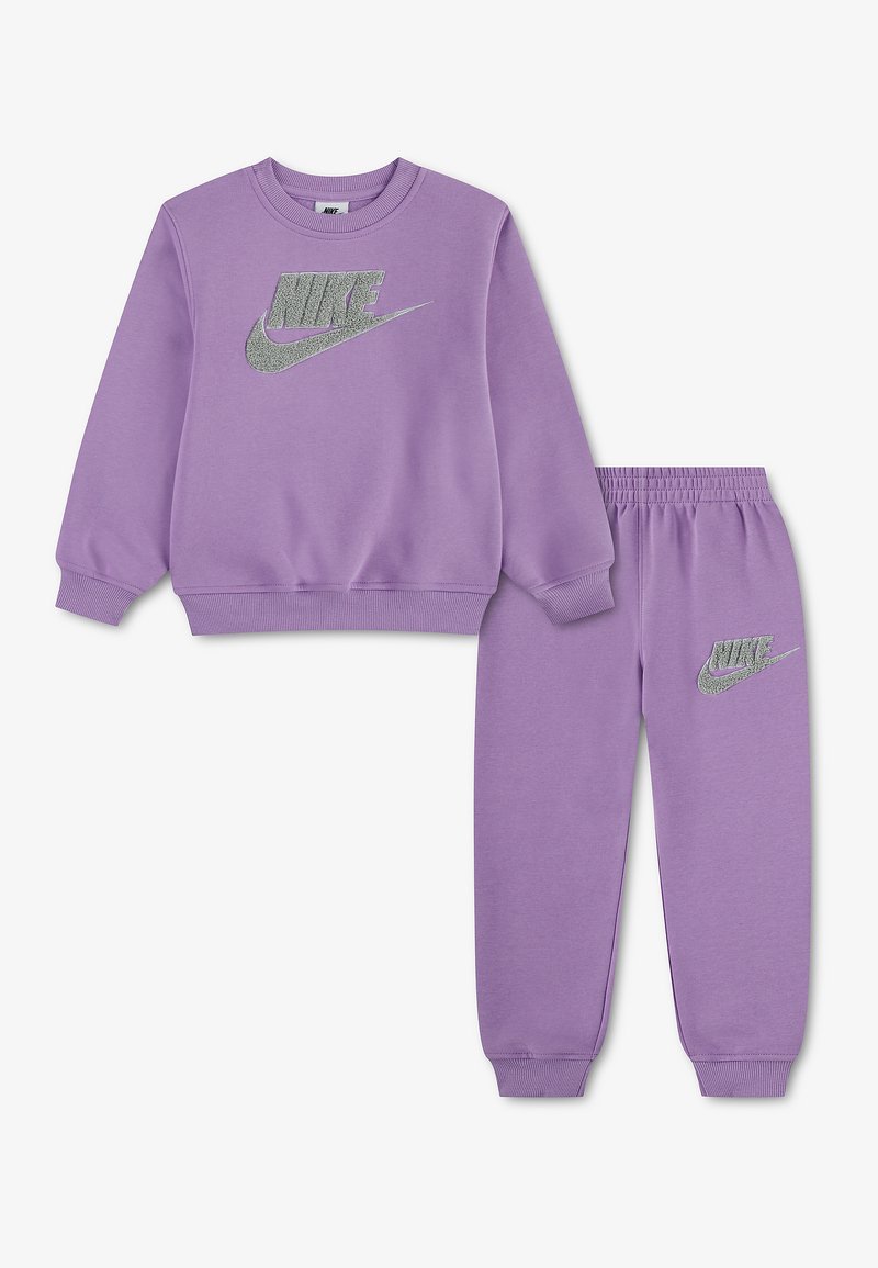 Nike tuta sportiva da bimba con logo a rilievo glitterato 36P687-P6H CHENILLE FUTURA CREW SET 36P687-P6H viola