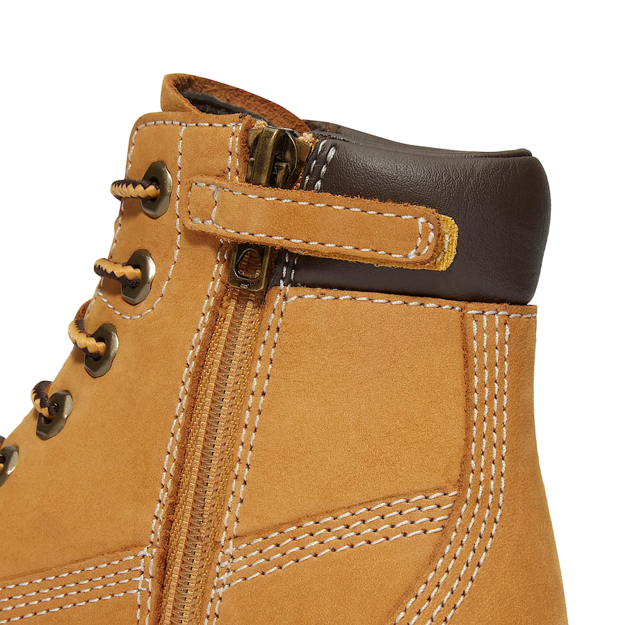 Dettaglio della zip laterale dello scarponcino Timberland Junior, progettata per facilitare la calzata dei bambini